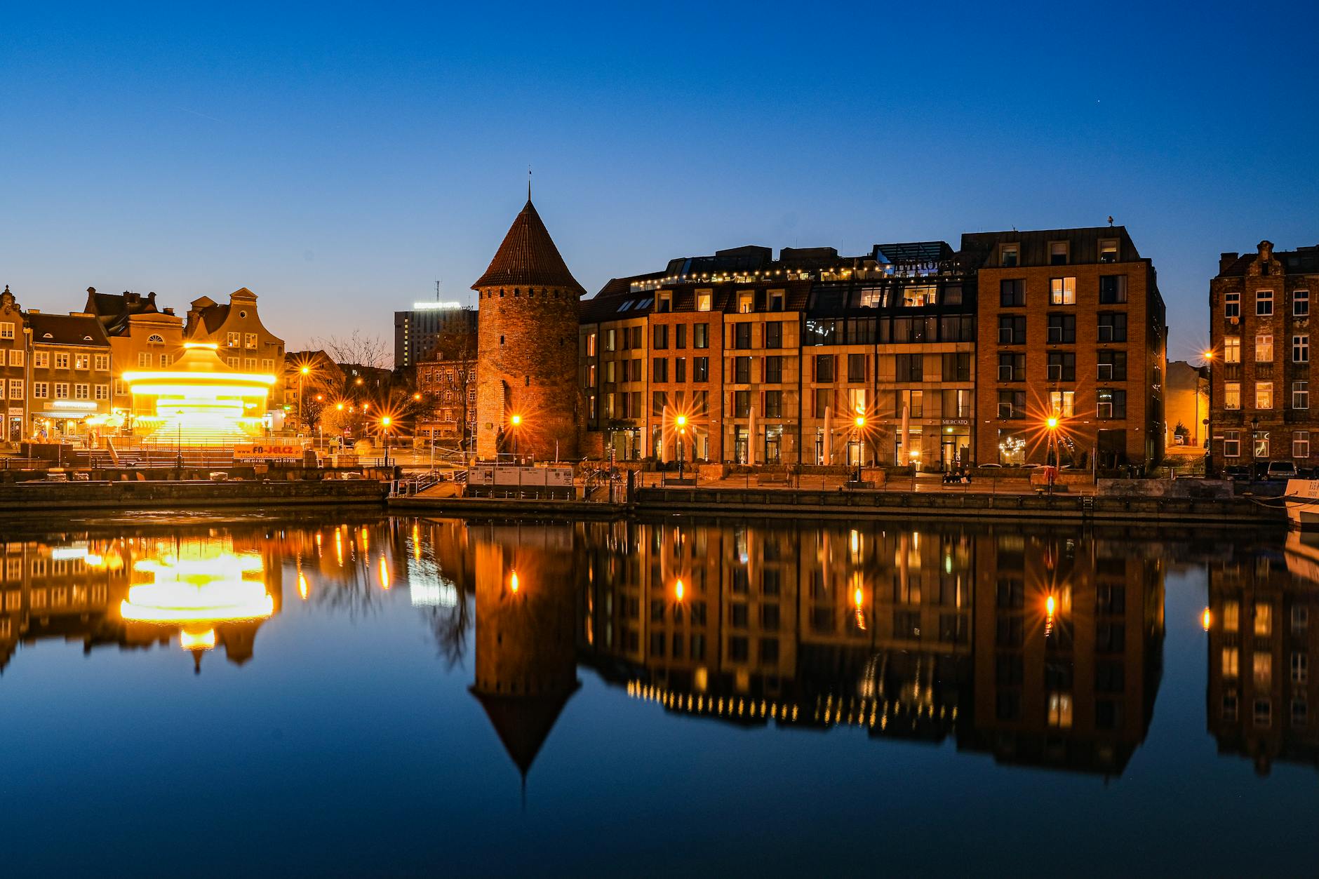 Widok na Rynek Kolejowy w Warszawie podczas przygotowań do sierpniowego długiego weekendu