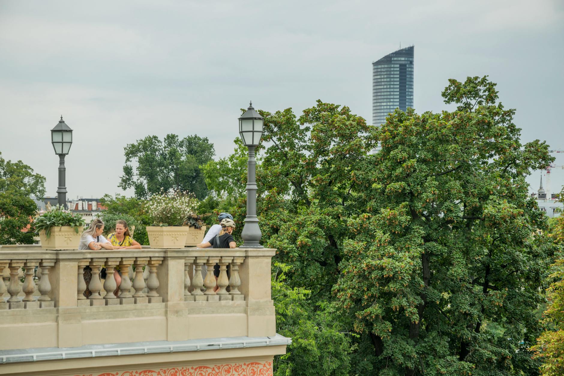 Piłkarze Polonii Warszawa podczas meczu, w tle apel o budowę ośrodka treningowego