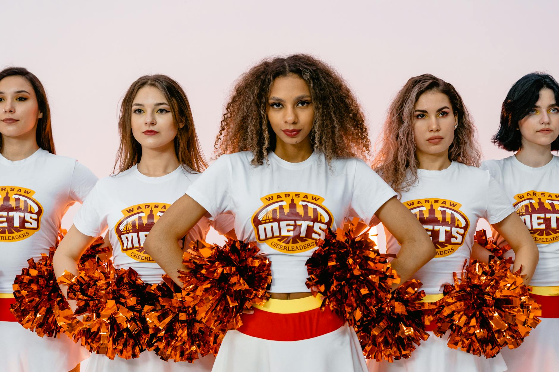 Ilustracja przedstawiająca warszawskie drużyny sportowe w akcji, z naciskiem na PGE Projekt Warszawa i Legię Warszawa.