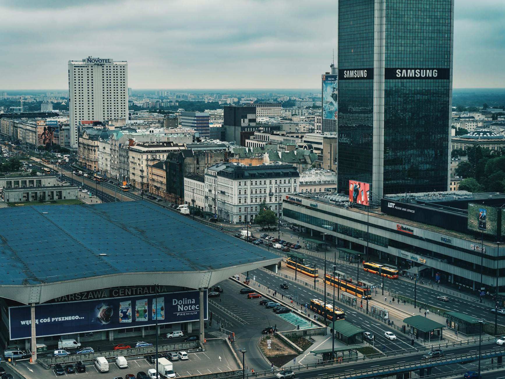 Mapa świata z zaznaczonymi połączeniami między Warszawą, Waszyngtonem i Budapesztem, symbolizującymi komunikację i współpracę.