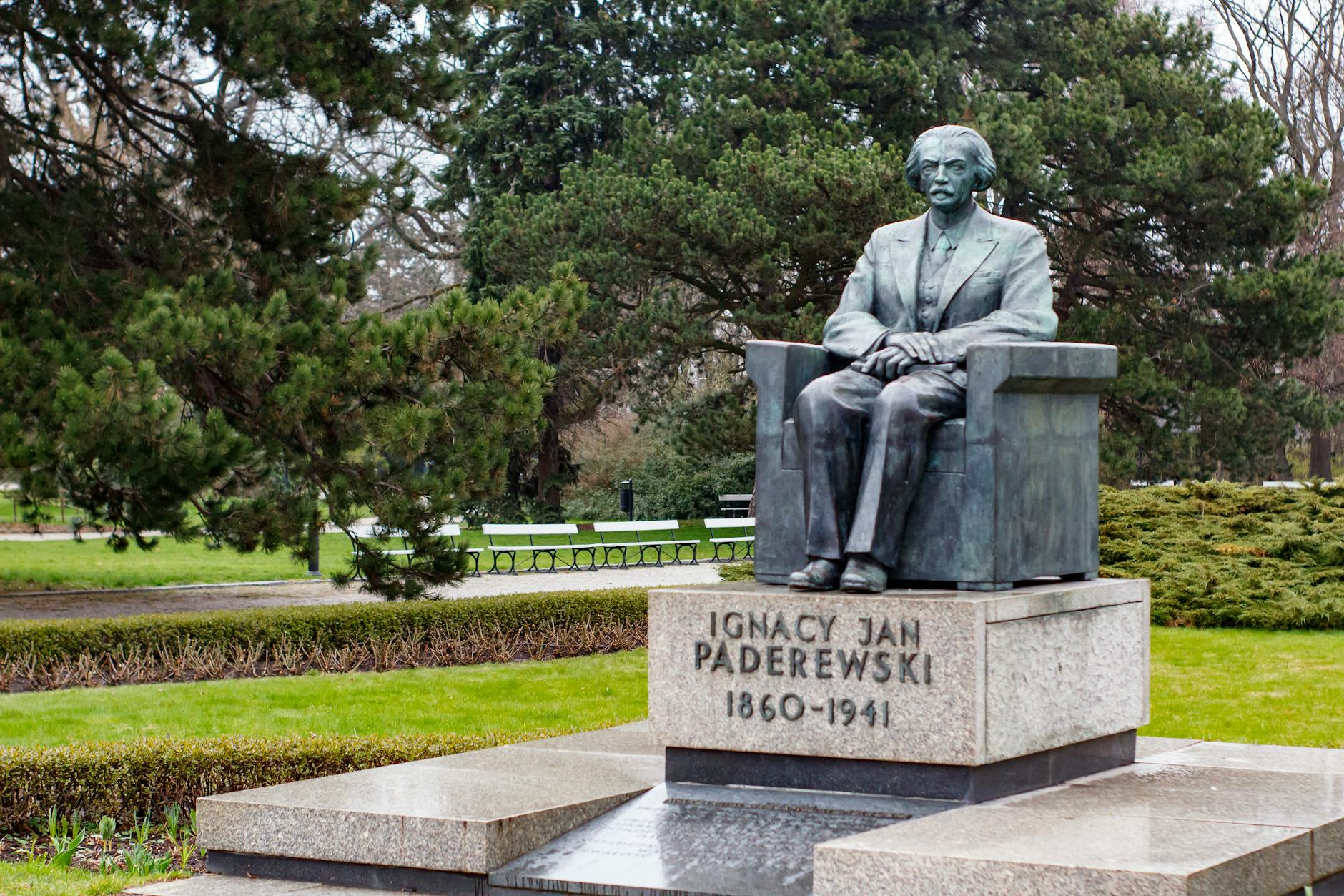 Pomnik Stanisławy Leszczyńskiej na warszawskiej ulicy Karowej, symbol poświęcenia położnych