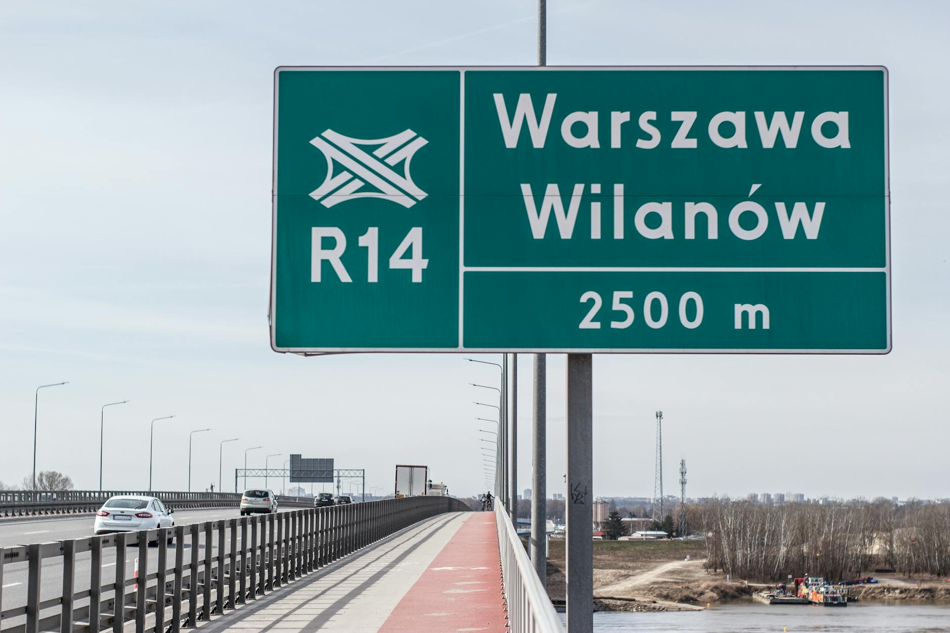 Piłkarze Legii Warszawa na boisku, symbolizujący transfery i zmiany w klubie.