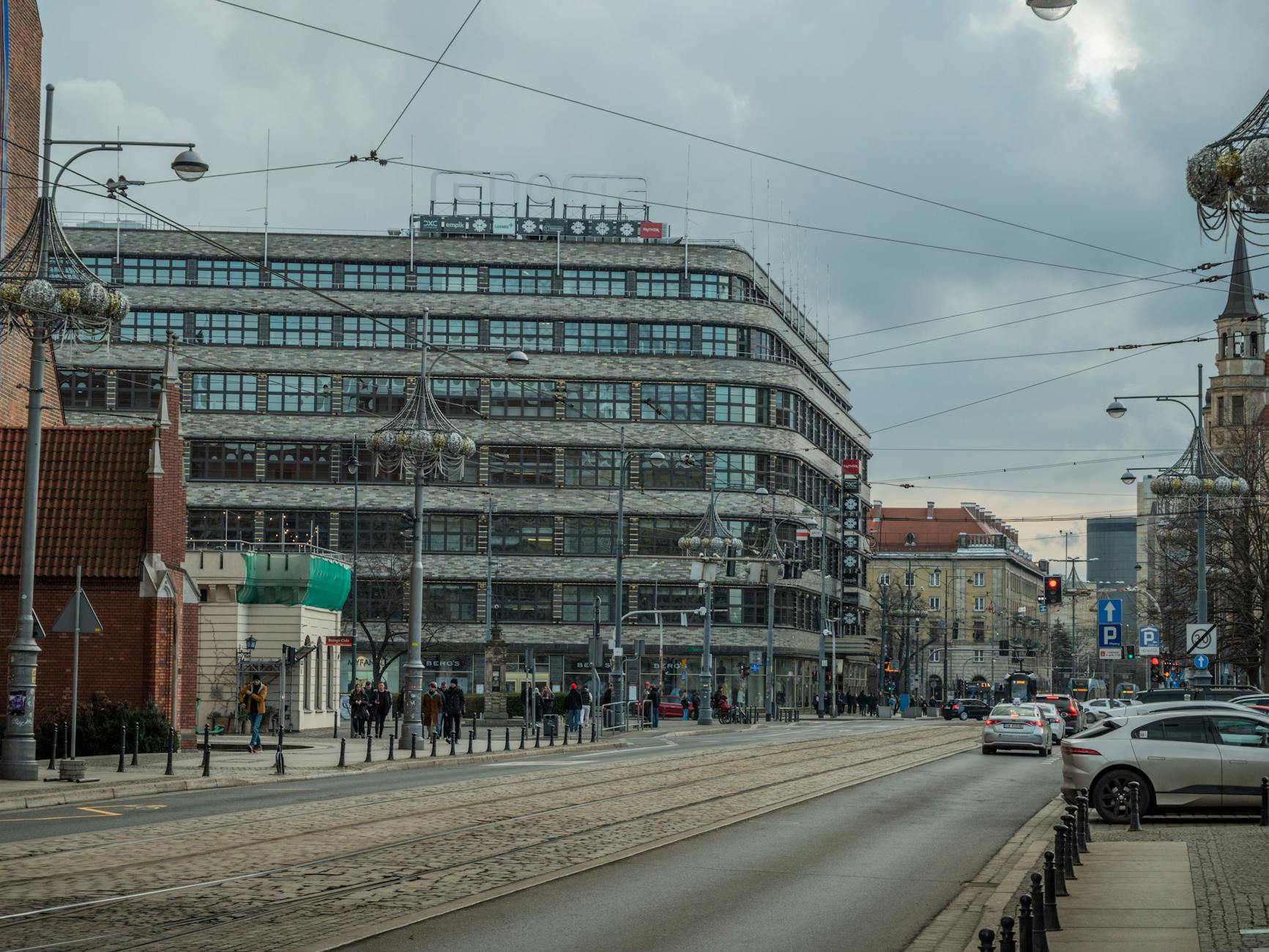 Miejsce wypadku w centrum Warszawy - radiowóz policyjny i uszkodzony samochód