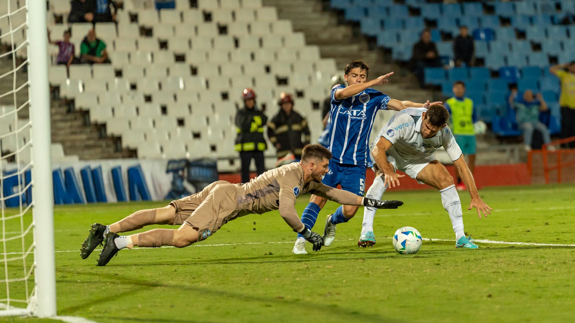 Zdjęcie piłkarzy na boisku, symbolizujące warszawski futbol i rywalizację klubów.