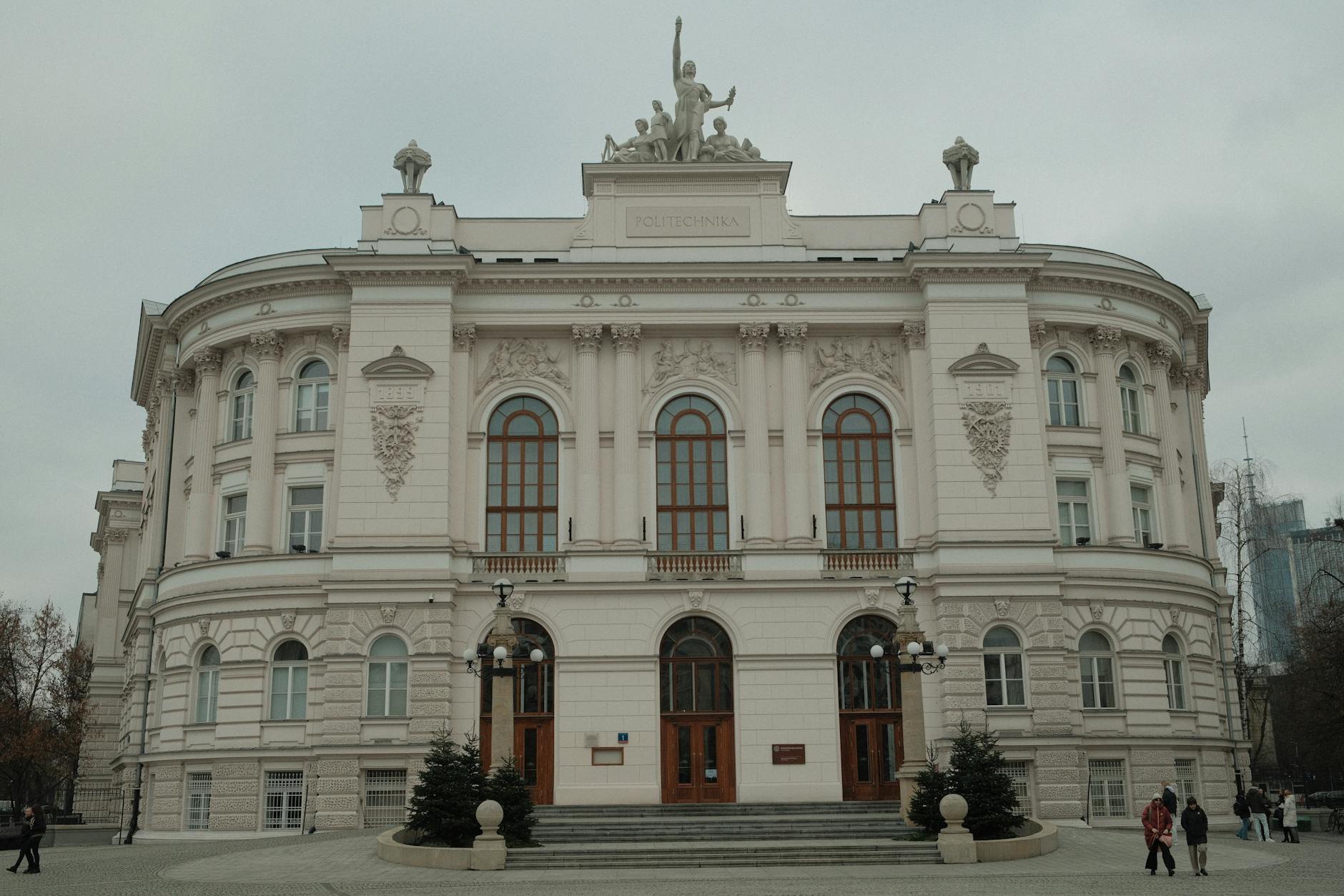 Budynek Politechniki Warszawskiej z logo uczelni, symbolizujący innowacje i dofinansowanie na nowe technologie